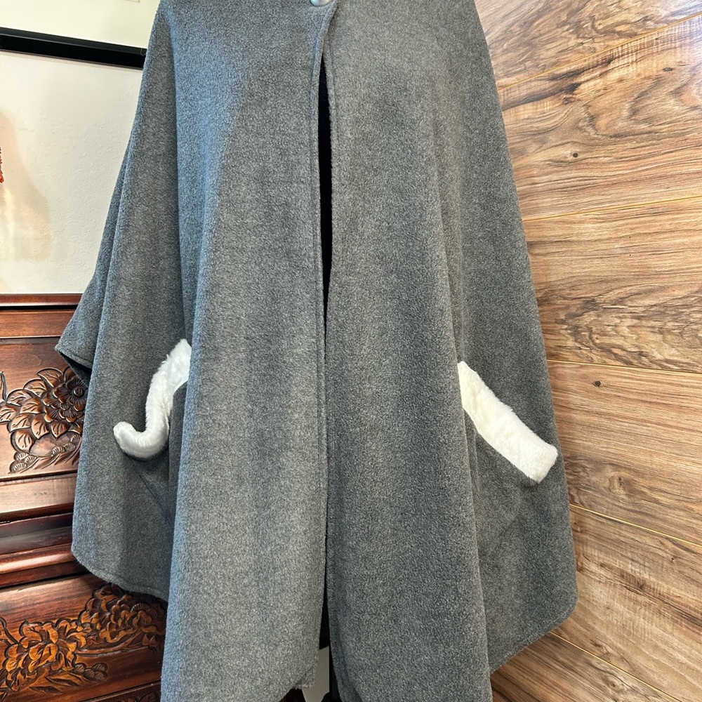 Le Moda Gray Cape with Hood and White Fur Trim one size
